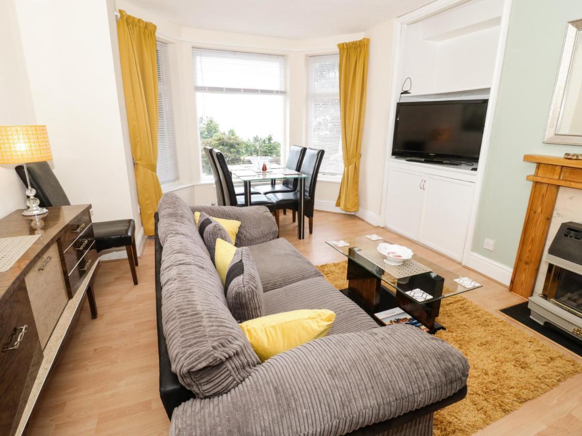 Llys Madoc, Basement Apartment Penmaen-mawr エクステリア 写真
