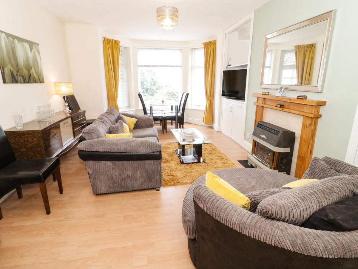 Llys Madoc, Basement Apartment Penmaen-mawr エクステリア 写真