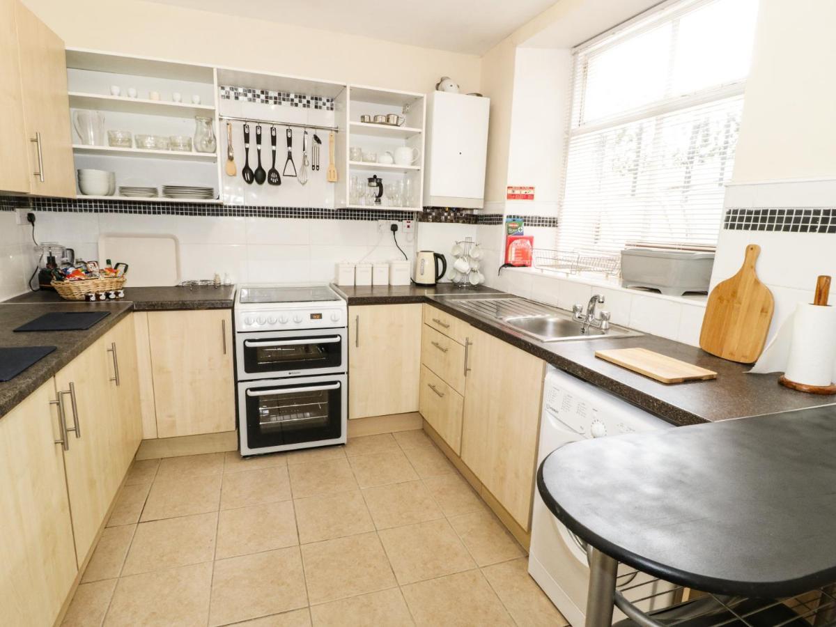 Llys Madoc, Basement Apartment Penmaen-mawr エクステリア 写真
