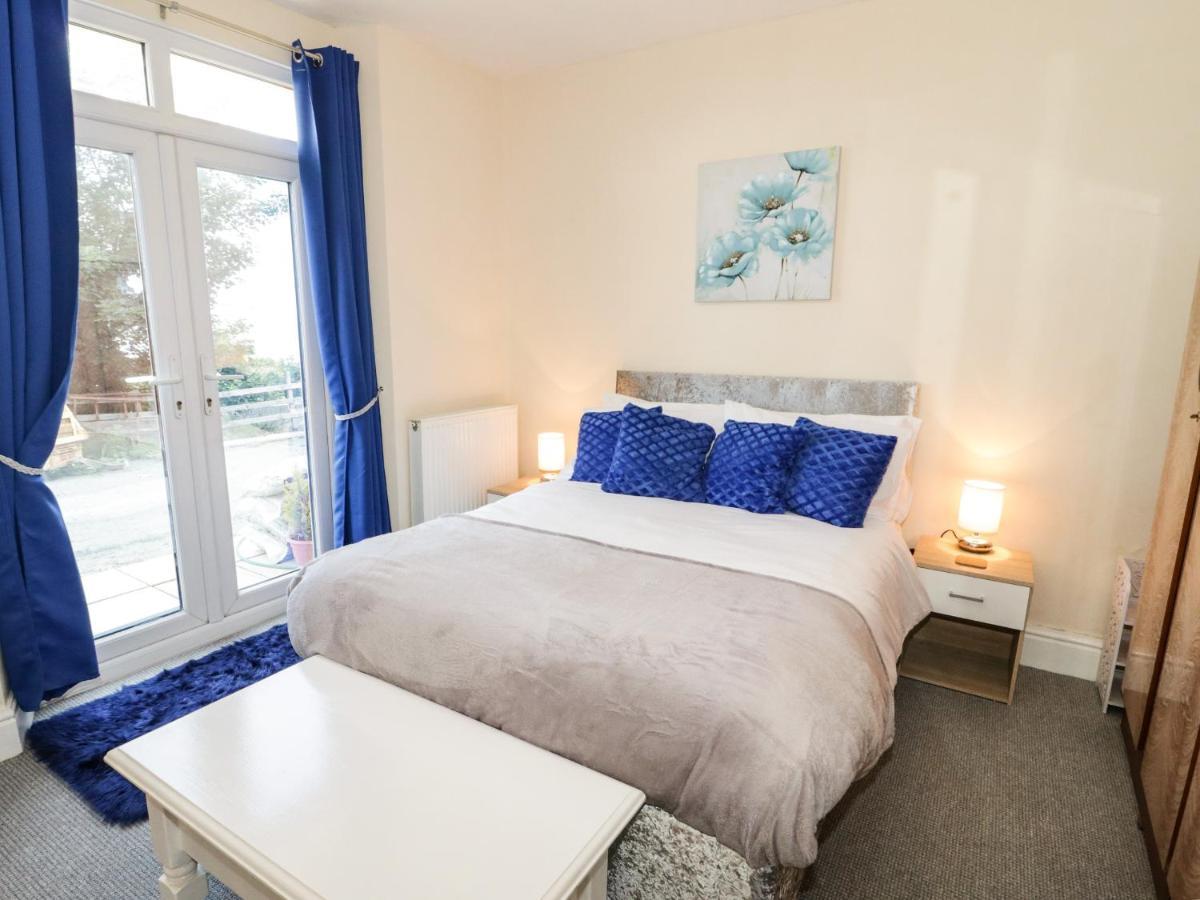 Llys Madoc, Basement Apartment Penmaen-mawr エクステリア 写真