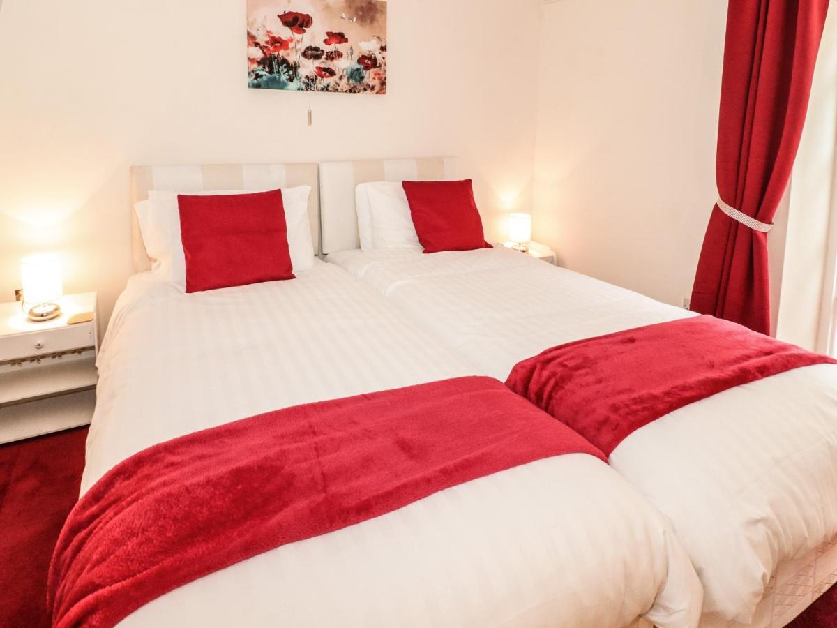 Llys Madoc, Basement Apartment Penmaen-mawr エクステリア 写真