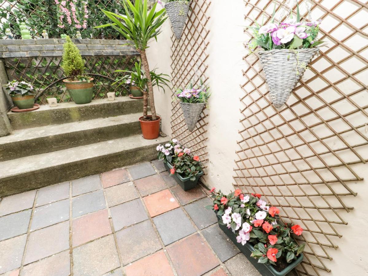 Llys Madoc, Basement Apartment Penmaen-mawr エクステリア 写真