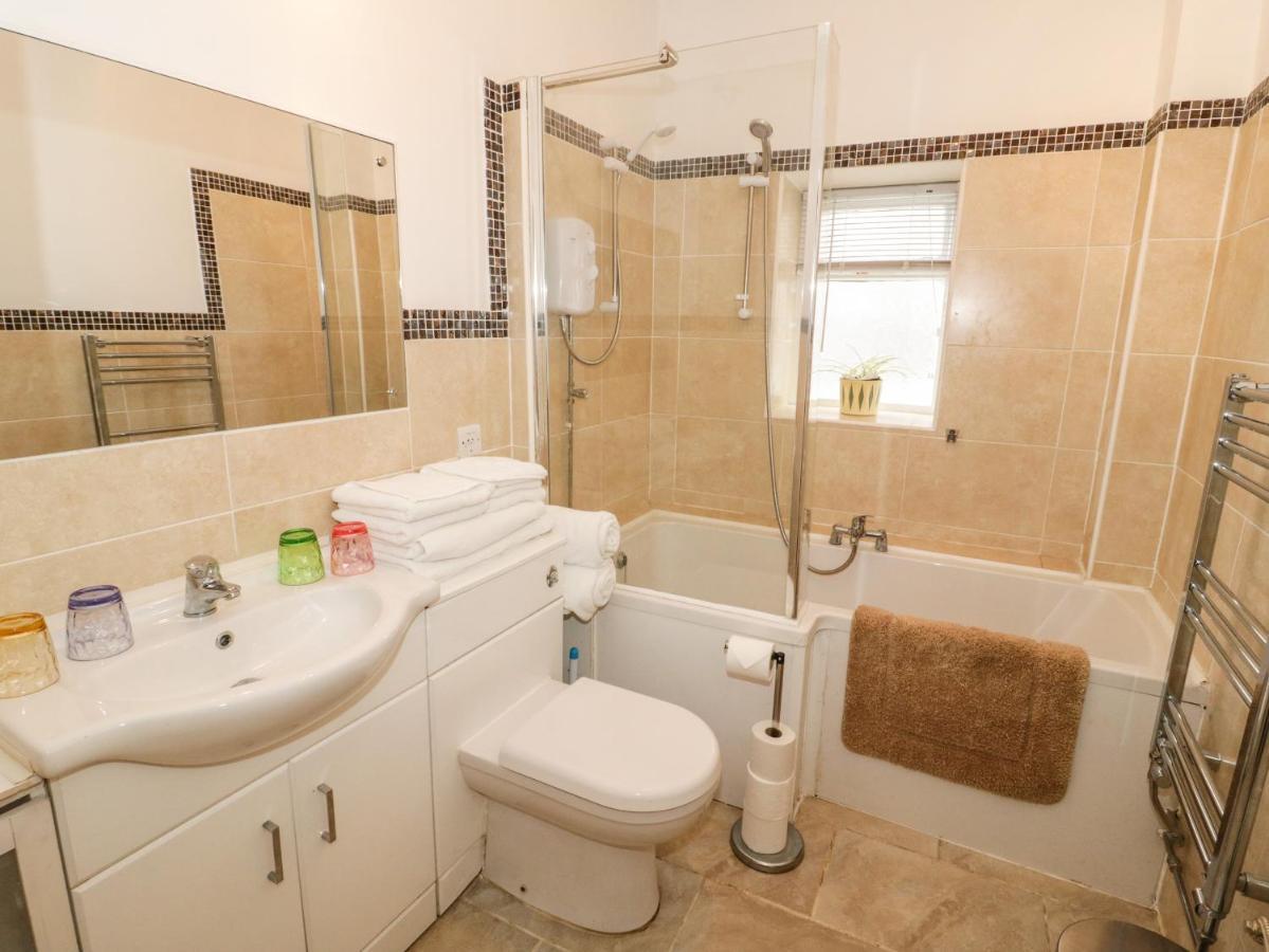 Llys Madoc, Basement Apartment Penmaen-mawr エクステリア 写真